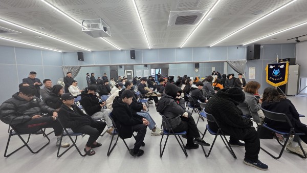 이야기를 듣고 있는 모습