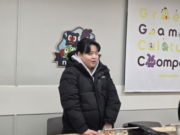 자신을 소개하면서 부끄러워하는 모습