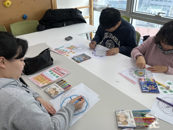 만다라 아트를 하고 있는 모습