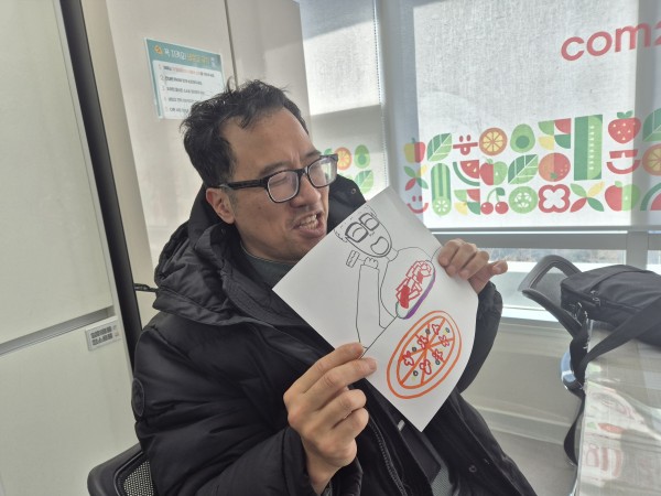 맛있는 음식을 먹는 내 모습을 그린 사진