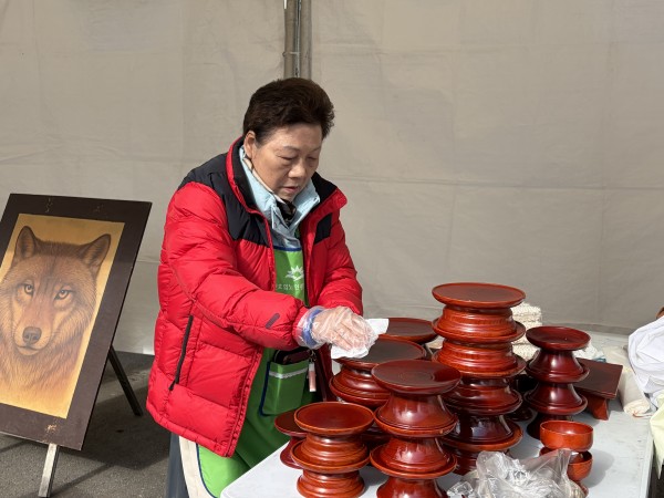 차례상에 올릴 제기를 닦는 통장님 모습