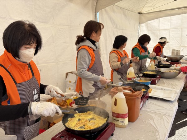 전부치기를 진행하고 있는 독산1동 자원봉사캠프 모습