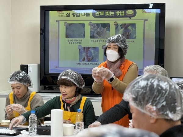 아노소사이어티 회원분들께서 만두 빚기 레시피를 알려주고 있는 모습