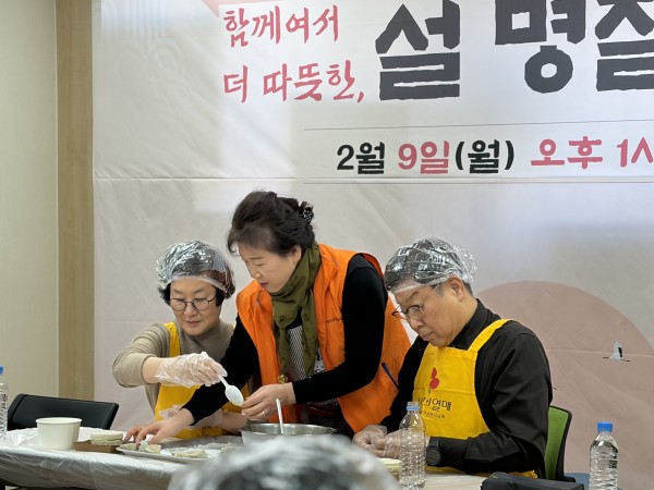 옆에서 직접 만두 빚는 방법을 알려주고 봉사자 모습