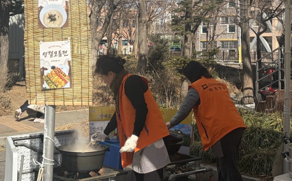 민두를 찌고 있는 봉사자 모습