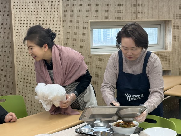 식사 마친 자리 정리하는 봉사자 모습