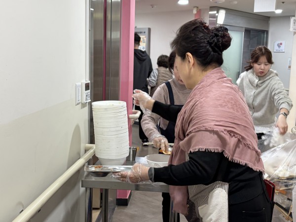 식판 정리하고 있는 봉사자 모습