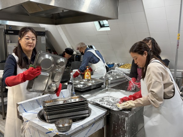 주방에서 봉사하고 있는 새마을 부녀회 모습