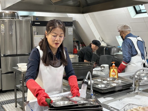 음식물을 제거하는 봉사자 모습