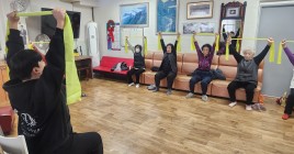 탄력밴드를 이용한 만세 운동을 하고 있다