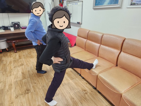 한 다리로 서 있는 활동을 하고 있다