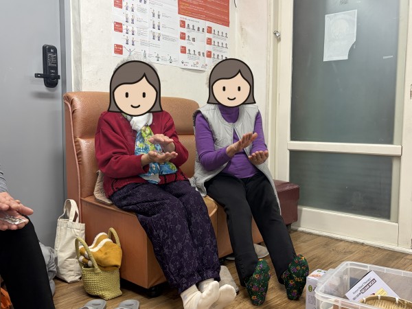 이용인분들의 손에 쑥뜸을 뜨고 있다