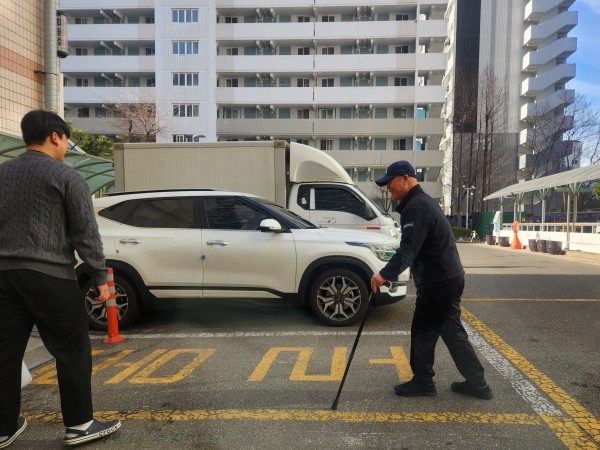 계단을 이용하기 어려운 이용인의 이동 지원을 하고 있다