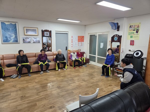 이용인들과 대화를 나누고 있는 담당자 선생님들의 모습