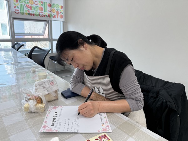 편지를 쓰는 모습