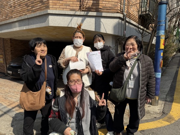 찾아간 이웃과 함께 찍은 단체사진