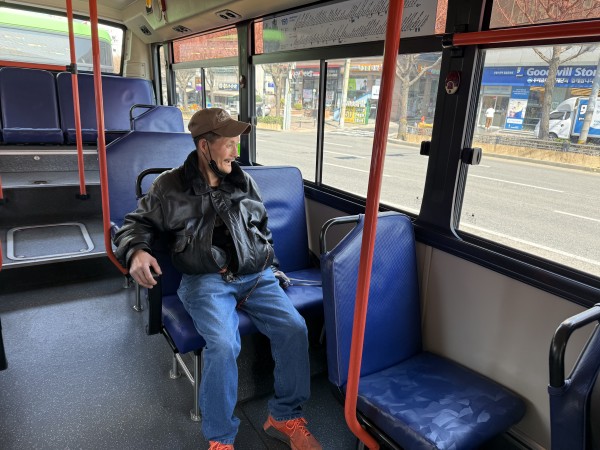 버스를 타고 시장에 가는 모습