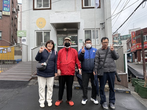 새재미마을 활력소 앞에서 찍은 단체사진