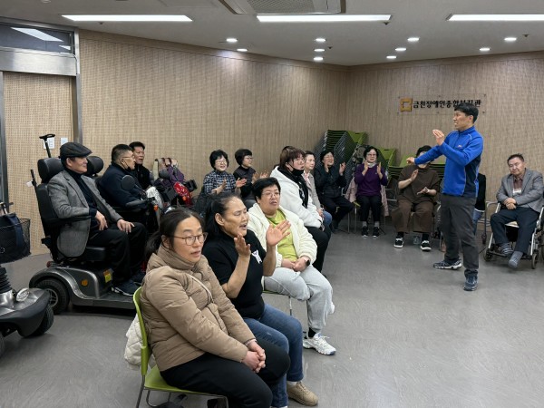 박수를 치며 노래를 부르는 모습