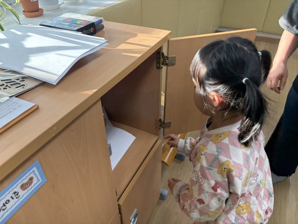 사물함을 여는 여자아동