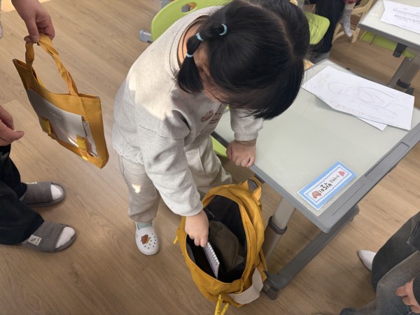 책가방을 정리하는 여자아동