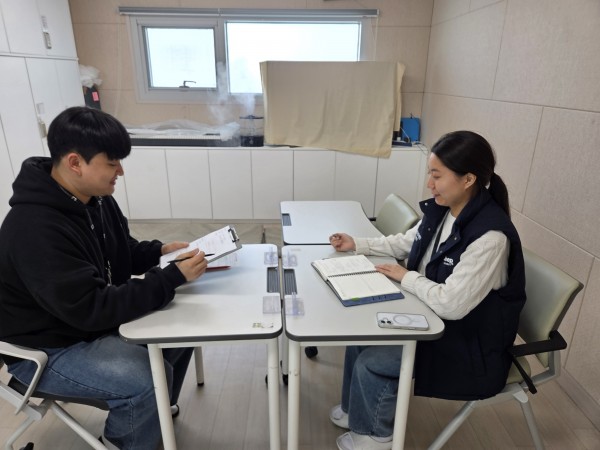 종사자와 이야기를 나누는 치료사의 모습