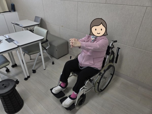 마비측 팔을 운동시키는 중