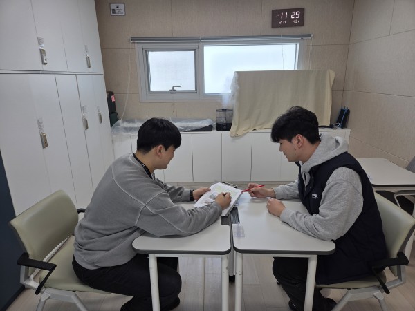 시설 종사자와 최종 컨설팅을 진행하고 있다