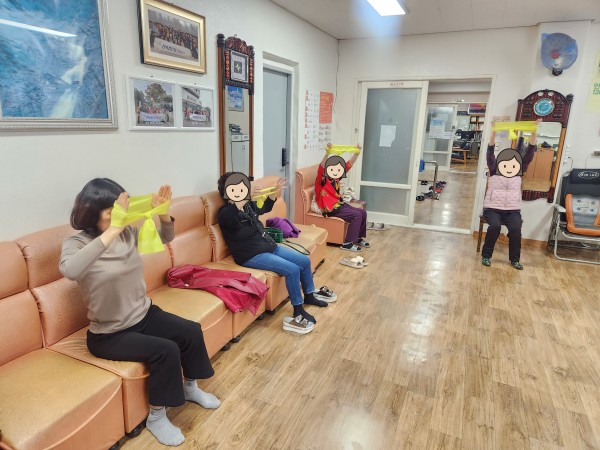 탄력밴드를 이용한 운동을 하고 있다