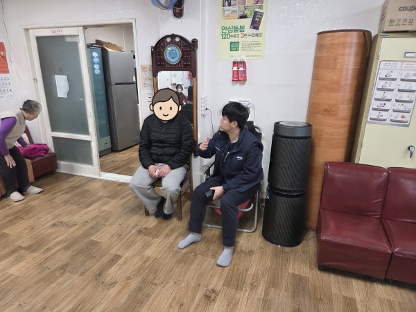 새로 오신 이용인분과 대화를 나누는 담당자의 모습