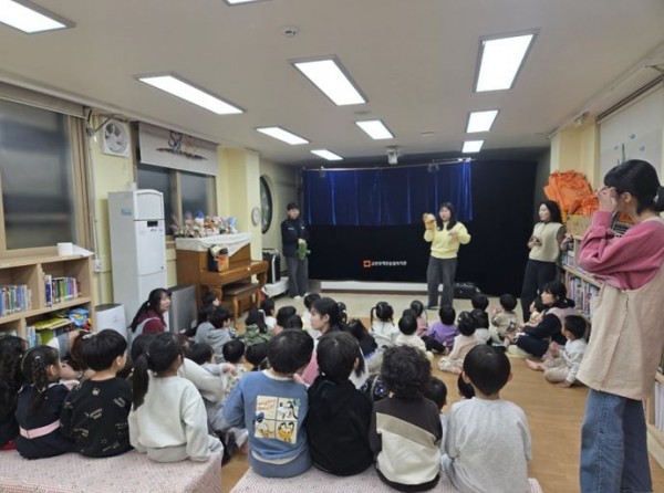 선생님이 어린이집 아이들에게 직접 장애란 무엇인지 이해하기 쉽게 설명해주고 있는 모습