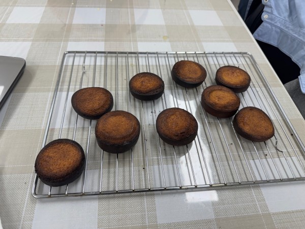 오븐조절에 실패하여 타버린 버터떡 모습