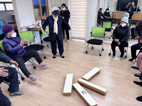 즐겁게 윷놀이 하는 모습