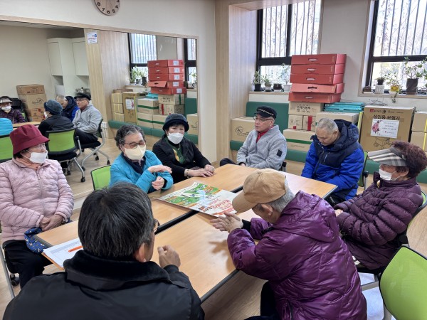 사랑가족 고립되어 있는 이웃과 어떻게 친해질 수 있을지 회의하는 모습