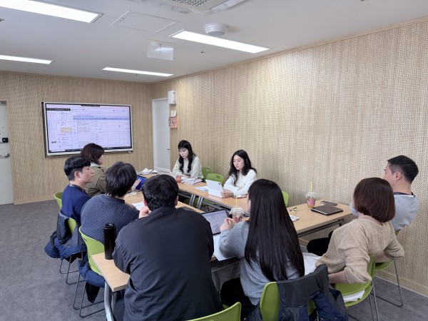 대상자 사례를 하나씩 읽어가며 논의하고 있는 모습