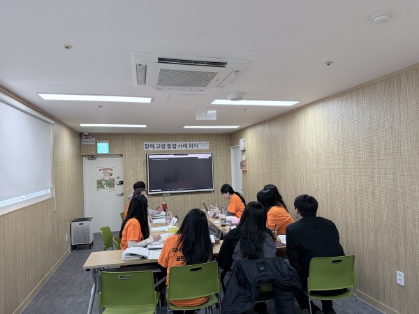 자료를 살펴보며 어떤 서비스를 제공하면 좋을지에 대해 논의하고 있는 모습