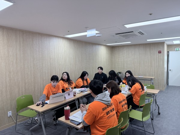 다같이 맞춤형 프로그램 방향에 대해 논의하고 있는 모습