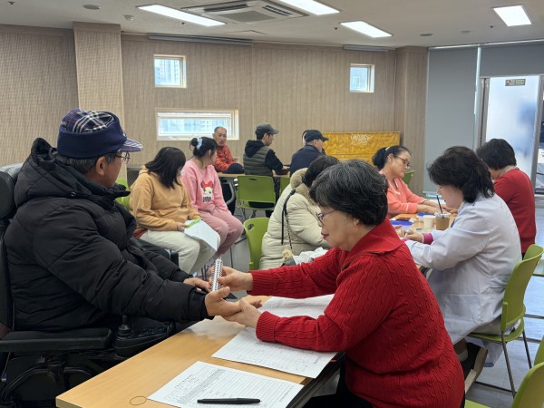 5층강당에서 서금요법 진행하는 모습