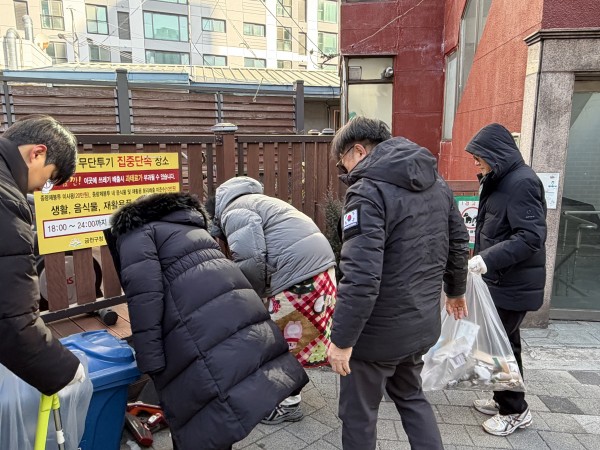 말미마을 쉼터를 청소하는 모습