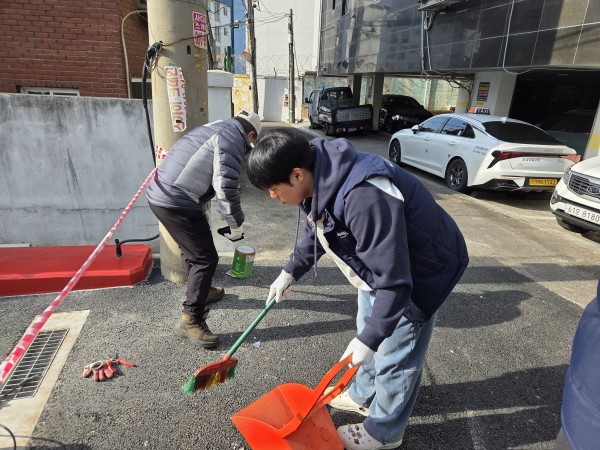 공사로 인해 더러워진 마을 청소하는 모습