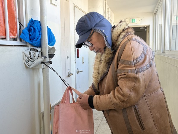 밑반찬 전달하는 김0석님 모습