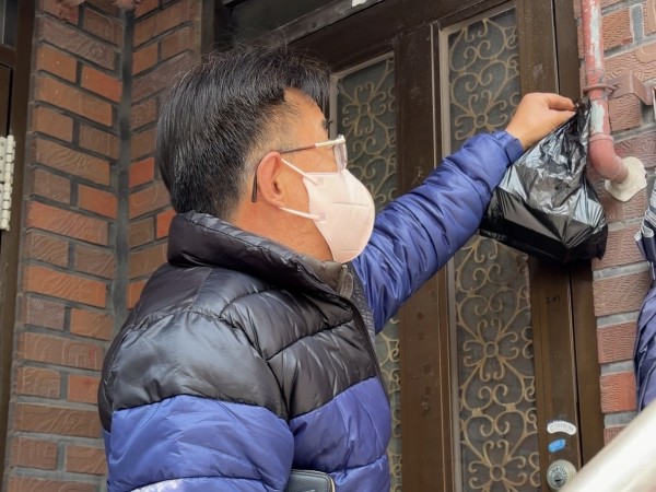 밑반찬 전달하는 김0대님 모습