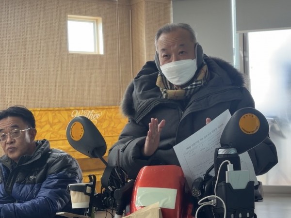 사랑의 집배원 신규 단원 소개하는 모습