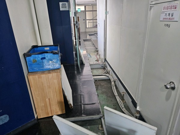 바닥을 철거하는 사진