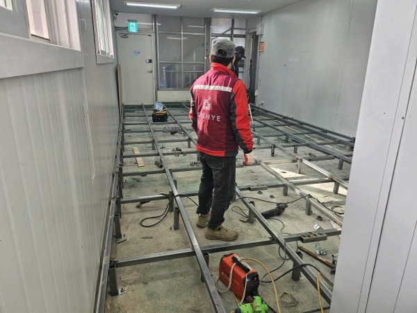 직업적응훈련반 내부 철거하는 사진