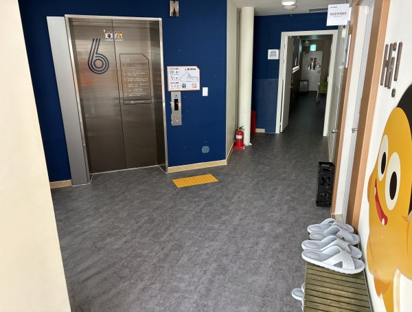 6층 엘레베이터 앞 바닥 공사 완료된 사진
