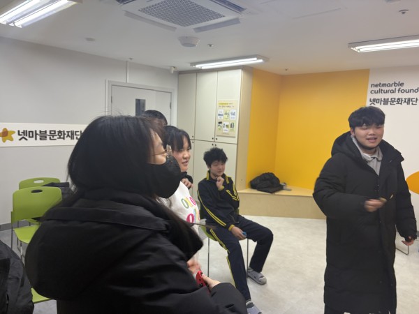 함께 게임하며 친해지는 모습