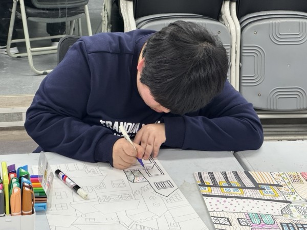 공예작품을 집중해서 만드는 모습