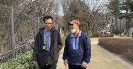 신규참여자와 기존 참여자가 함께 웃으며 대화하는 모습