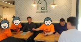 단골 카페에 방문한 모습